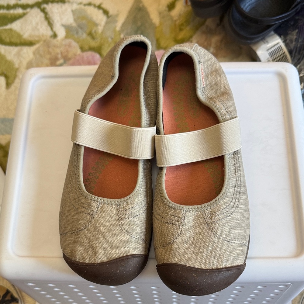 Keen Beige Mary Jane Flats with Brown Soles EUC 253